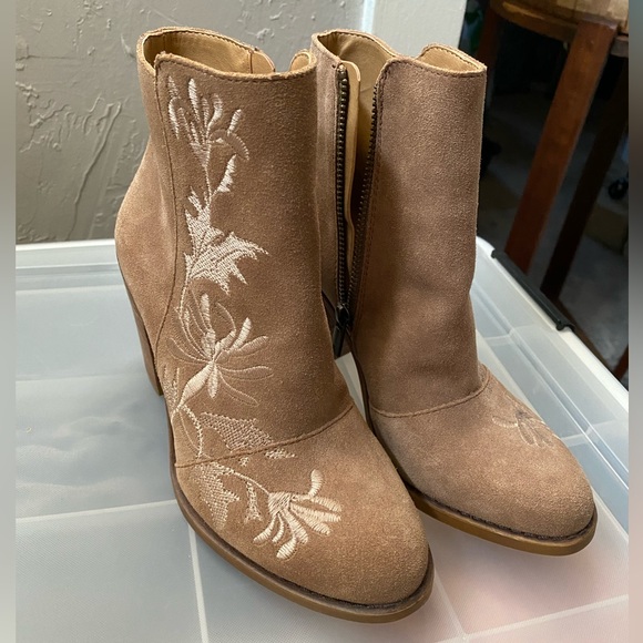 Blowout Sale!  Through August! Lucky Brand Elenor Embroidered Suede Block Boots - Picture 1 of 4